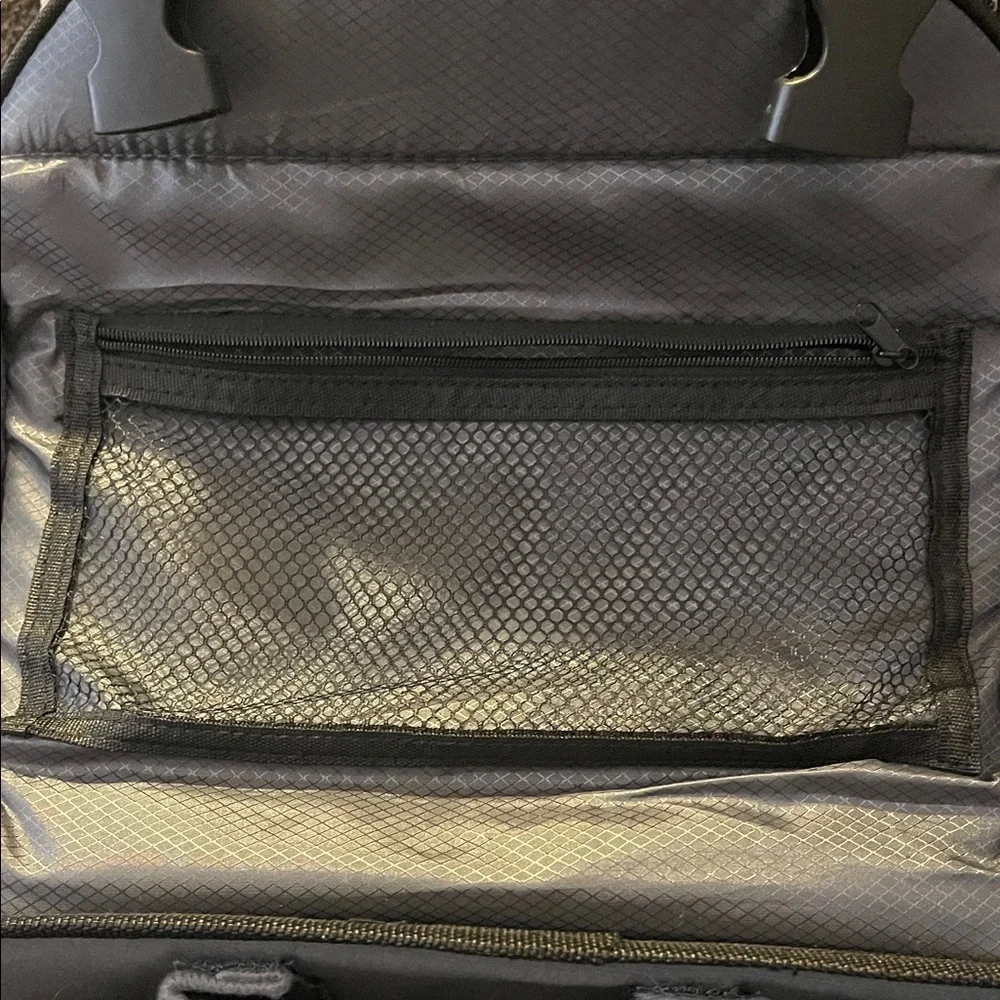 Nikon Black and Gray Messenger Camera Bag - Picture 6 of 8